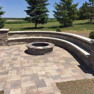 Unilock Estate Wall (Sierra color) seat wall with backrest installed in Waterford. Series paver (Onyx color) accent installed with Ledgestone coping (Buff color)