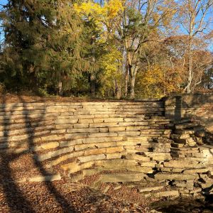 "Waterfall"" retaining wall installed in North Bay, WI using rustic gold outcropping stone